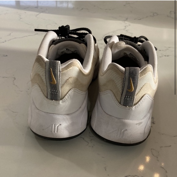 Nike - Picture 2 of 3